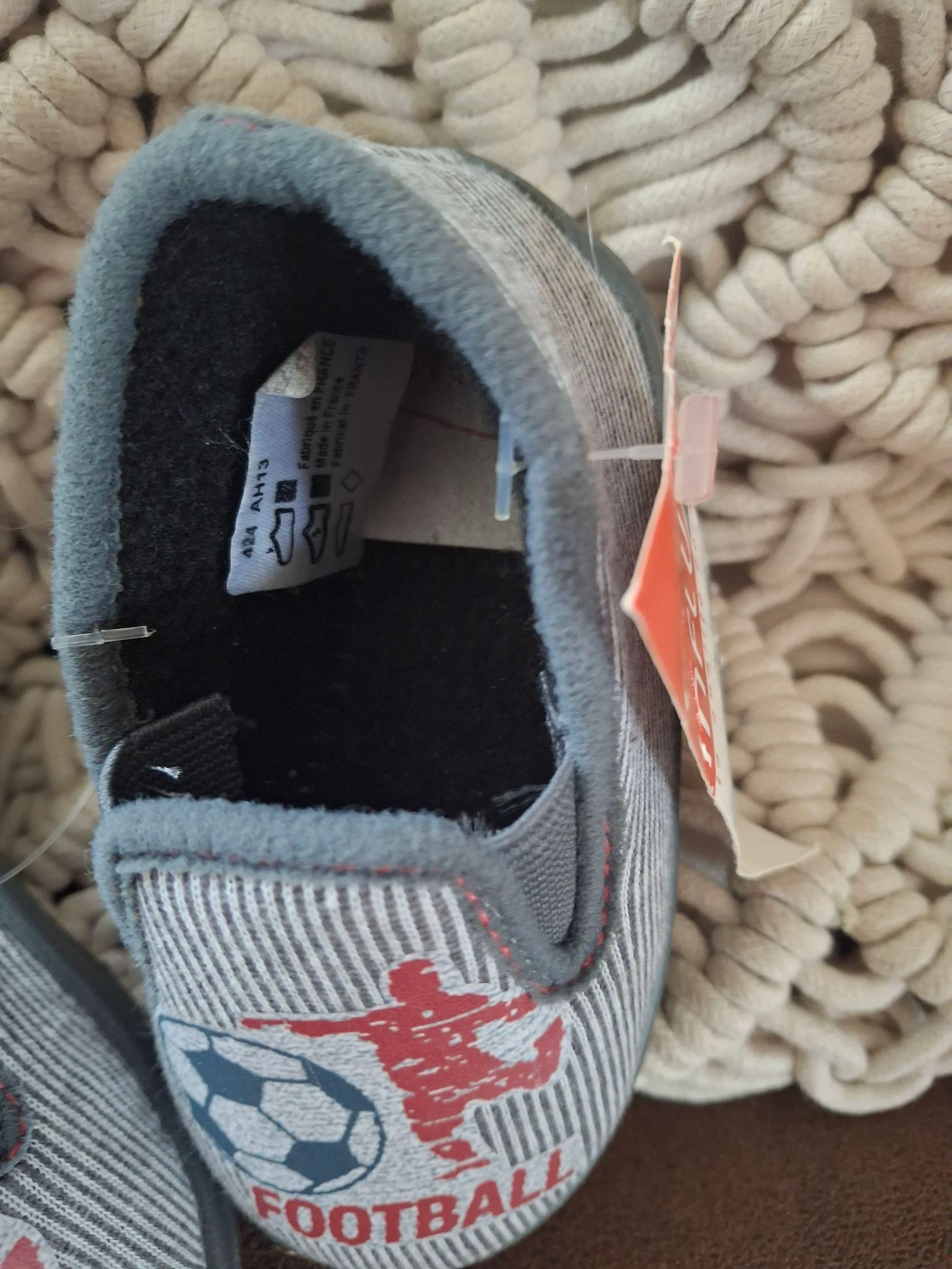 New baby football slippers with size 19 tag – photo 2